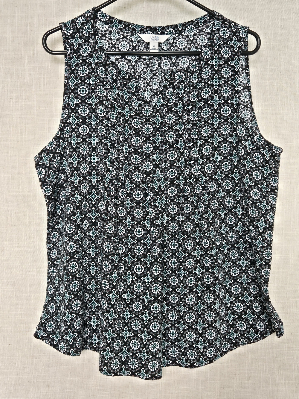 Croft & Barrow Pintuck Sleeveless Shell Top Geometric Foulard Print on Black XL